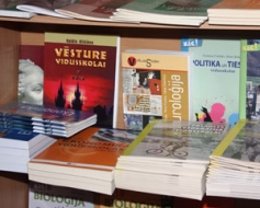 Kam jānodrošina mācību līdzekļi?