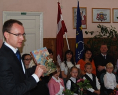 Ievieš gleznotāja Ārija Skrides prēmiju