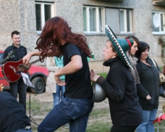 .. un pagalmā iebrauc orķestris