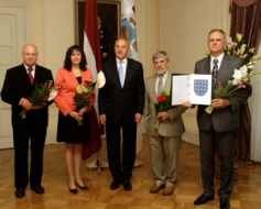 Svinīgi pasniedz novada ģerboni