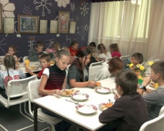Pusdienas bērniem Mētrienā garšo