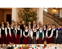 Māca valdību greznot svētku egli
