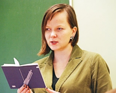 Darbs pie rakstāmgalda dienu garumā