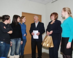 Franču studentes iepazīst sociālo darbu