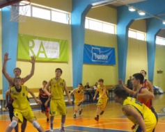 Cīņas basketbola laukumā ir karstas