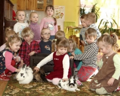 Bērni tiekas ar Lieldienu garaušiem
