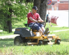 Madonā sākusies zālienu appļaušana