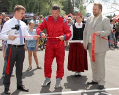 Svinīgi atklāj kartinga trasi