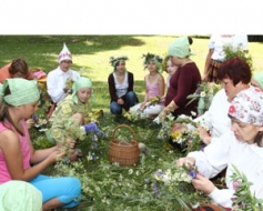 Bērni apgūst Jāņu svinēšanas tradīcijas