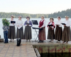 Kāla ezers klausās ansambļa koncertu
