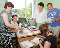 Izsniedz centralizēto eksāmenu sertifikātus