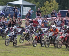 Kusas mototrasē gūst adrenalīnu