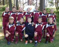 Jaunie futbolisti priecē ar labu spēli