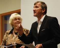 “iepogā mani savā pogcaurumā” (I. Krūmiņa)
