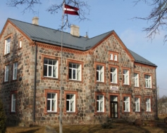 Iedzīvotāji parakstās par skolas saglabāšanu