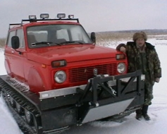 Pa ziemu tapis kāpurķēžu auto