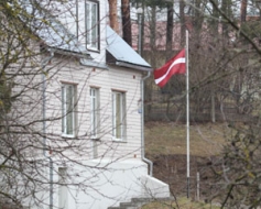 Latvijas karoga likumu ne visur ievēro