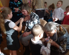 Skat, vecmāmiņ, skat, vectētiņ, kā mazbērniņi vīteroja…