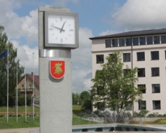 Pulkstenis Saieta laukumā rāda pareizi!