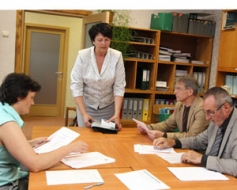 Izsniedz centralizēto eksāmenu sertifikātus