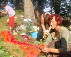 Biksēres estrādē izveido skaistu ziedu paklāju