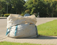Piedāvā iedzīvotājiem lielos maisus