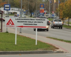 Reklāmas zīme lieki apgrūtina pārredzamību