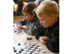 Kalsnavas skolēni spēlē dambreti