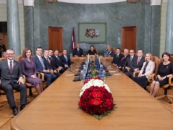 Valdību turpina vadīt Straujuma