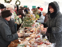Vējš aizpūta Ziemassvētku tirdziņu