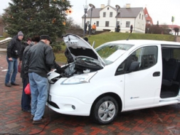 Elektromobiļa demonstrācija raisa interesi