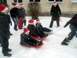 Skolēni bauda ziemas priekus Sniega dienā