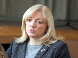 Ar koriem strādā Aira Birziņa