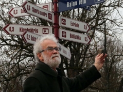 Arī Madona sveicina Raini…