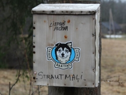 Kastīte vēsta arī par māju iemītniekiem