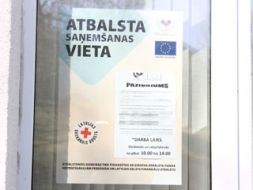 Trūcīgajiem sāk izdalīt pārtikas pakas