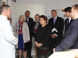 Premjerministre apmeklē Madonas slimnīcu