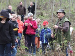 Skolēni, stādot kokus, iepazīst mežu