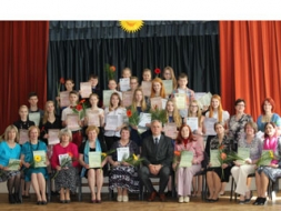 Apbalvo labākos skolēnus un skolotājus