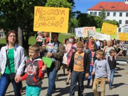 Piketē pret skolu apvienošanu