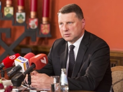 Deputāti izvēlas Raimondu Vējoni
