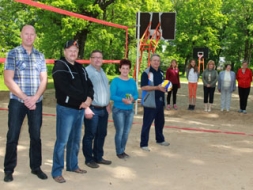 Atklāj pludmales volejbola laukumu