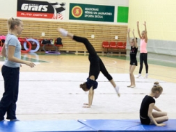 Trenējas un gatavojas olimpiādei mākslas vingrotājas