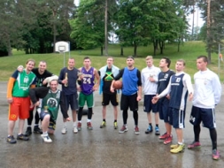 Lietus basketbola spēlētājiem netraucēja
