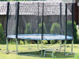 Lēkājot uz batuta, jāatceras arī par drošību