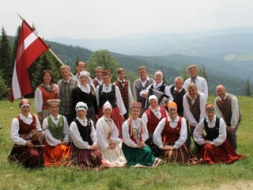Dejotājus sajūsmina Alpu kalnu burvība