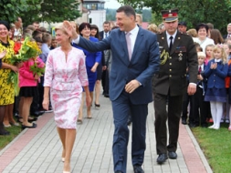 Pirmo zvanu ieskandina kopā ar prezidentu