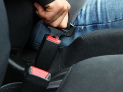 Pārbaudīs drošības jostu un mobilo tālruņu lietošanu automašīnās
