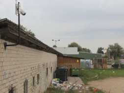 Aizslēdz konteinerus un novēro laukumus