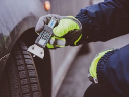 Pārbauda auto gatavību ziemai